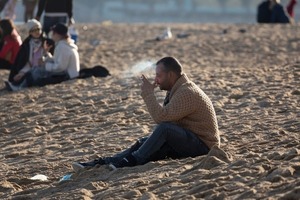Francia prohibirá fumar en playas, parques y entornos escolares desde el 1 de julio - 1000 Noticias