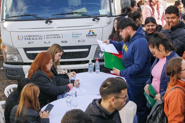 Ciudad Mujer Móvil provee servicios integrales a mujeres y familiares de comunidad de Caazapá - .::Agencia IP::.