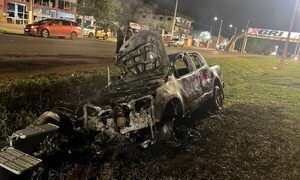 Vehículo se incendia tras accidente