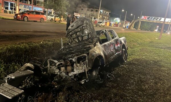 Vehículo se incendia tras accidente