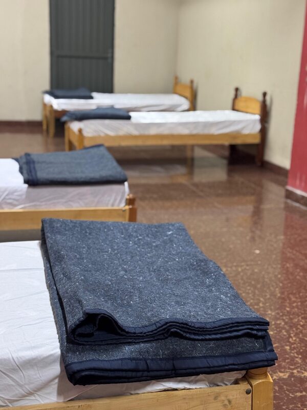 Ante las bajas temperaturas, la Municipalidad habilitó un albergue en el Polideportivo Municipal - San Lorenzo Hoy
