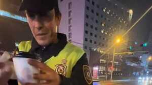 Invitó té y galletitas a poli que trabajaba bajo la lluvia y el frío y emocionó en redes