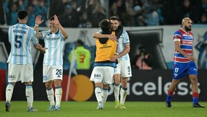 Racing vence sobre el final a Fortaleza para terminar como líder cómodo del grupo E