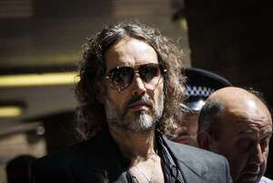 Russell Brand se declara “no culpable” de cinco delitos de violencia sexual - Gente - ABC Color