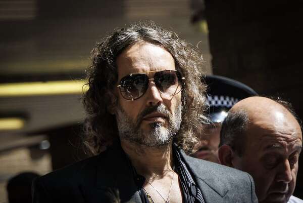 Russell Brand se declara “no culpable” de cinco delitos de violencia sexual - Gente - ABC Color