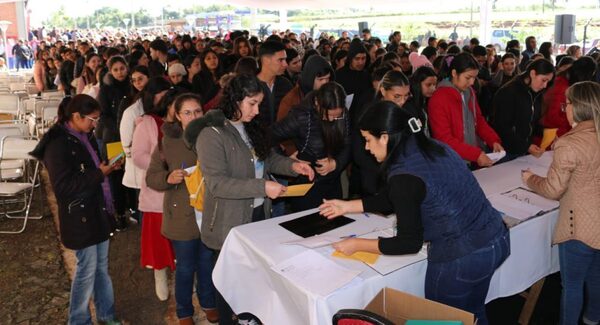 EBY entregó becas a 409 universitarios en Caazapá