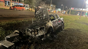 Choque e incendio de camioneta deja a un conductor lesionado - Noticiero Paraguay