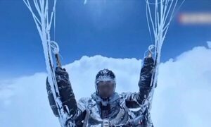 (Video) Parapentista chino sobrevive a -40 °C tras ser arrastrado a 8.598 metros de altura