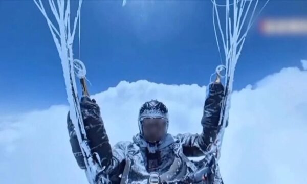 (Video) Parapentista chino sobrevive a -40 °C tras ser arrastrado a 8.598 metros de altura