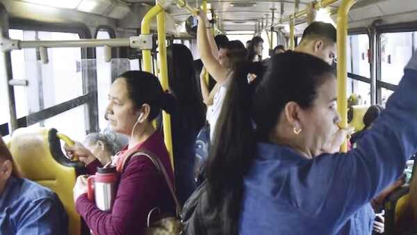 Colectivos chatarras hacen pasar friazo a los pasajeros