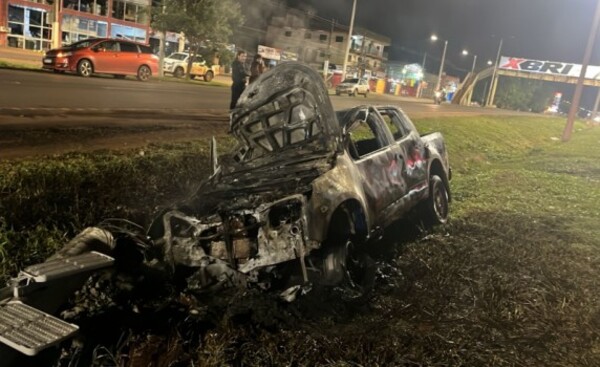 Camioneta chocó contra una columna y se incendió