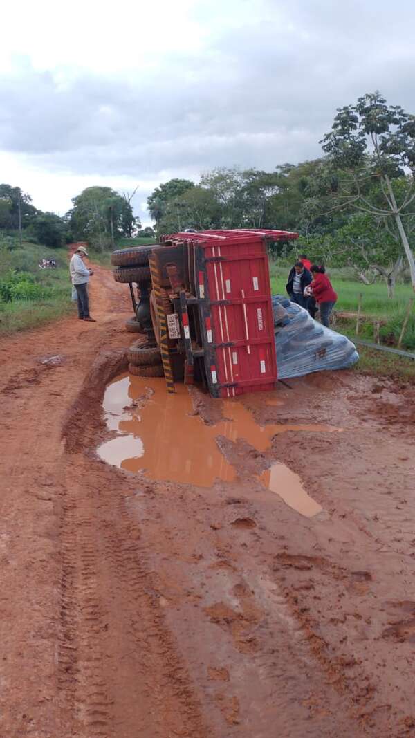 Caminos rurales y rutas pavimentadas de San Pedro están lamentable estado - Nacionales - ABC Color