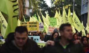 Maestros marchan en Asunción para exigir al MEC garantizar sus derechos laborales – Prensa 5