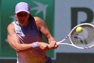 La campeona defensora Swiatek conquistó su 25ª victoria consecutiva en Roland Garros - Polideportivo - ABC Color