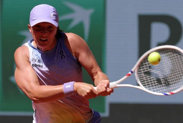 La campeona defensora Swiatek conquistó su 25ª victoria consecutiva en Roland Garros - Polideportivo - ABC Color