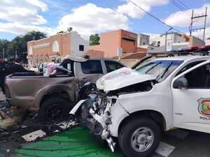 Video: tres policías heridos deja choque entre patrullera y una camioneta en Asunción - Policiales - ABC Color