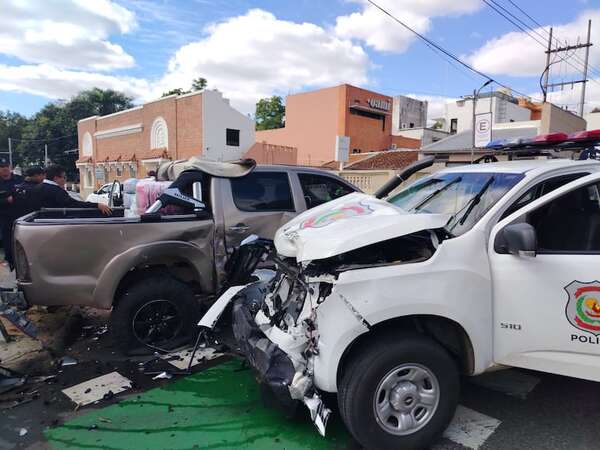Video: tres policías heridos deja choque entre patrullera y una camioneta en Asunción - Policiales - ABC Color