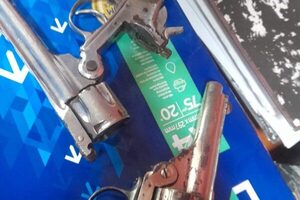 Alumno llegó con dos revólveres en la mochila a colegio en CDE