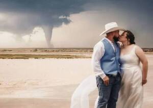 ¿Ironía del destino? Captan “la foto de boda más épica de la historia” con un “invitado revoltoso”