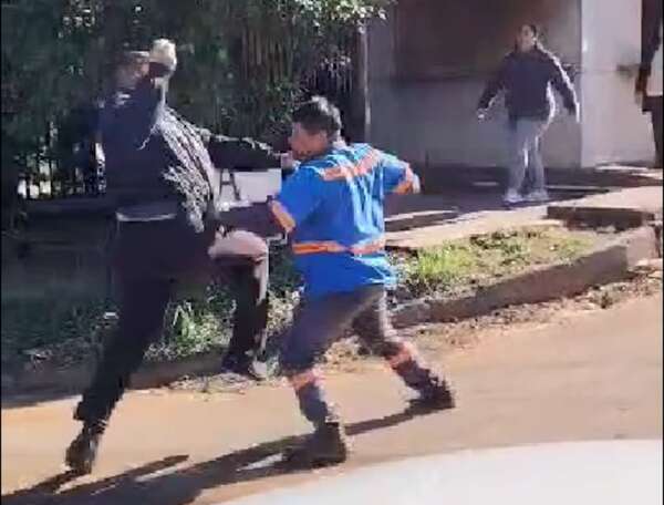 Video: “moquete” entre agente de Caminera y un transeúnte en MRA - Policiales - ABC Color