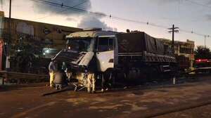 Video: camionero se quedó sin frenos y chocó contra paseo central de avenida en Encarnación - Policiales - ABC Color