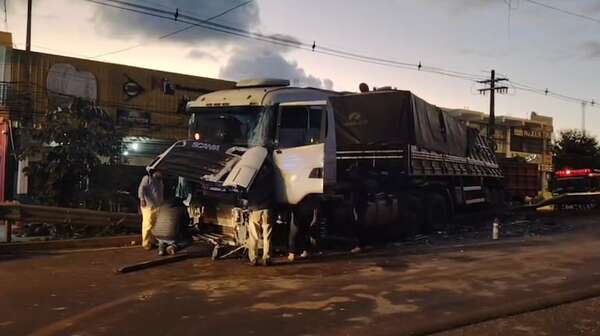 Video: camionero se quedó sin frenos y chocó contra paseo central de avenida en Encarnación - Policiales - ABC Color