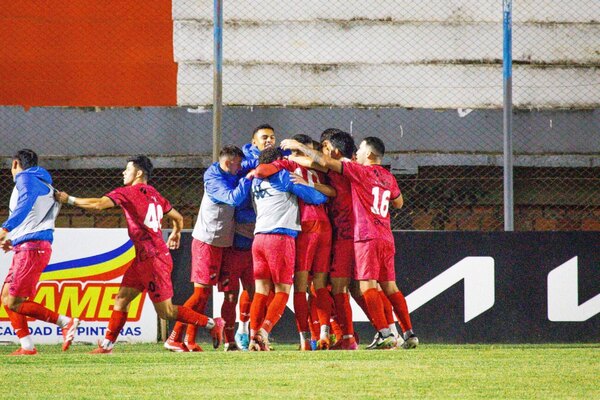Versus / Nacional se despidió del campeonato con un triunfazo en Ka'arendy