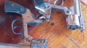 Susto en colegio: descubren a alumno con dos armas dentro de su mochila en Encarnación - Noticiero Paraguay