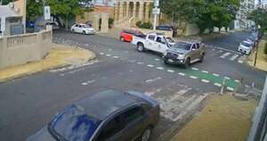 Diario HOY | VIDEO: camioneta no respetó la señal de pare y ocasionó choque con patrullera