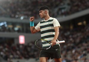 Versus / Alcaraz termina con la resistencia de Dzumhur y se mete en octavos de Roland Garros