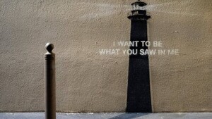 El artista callejero Banksy vuelve a las calles con una nueva obra: un faro y una frase