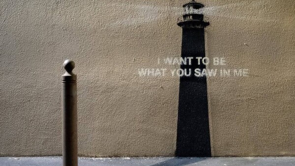 El artista callejero Banksy vuelve a las calles con una nueva obra: un faro y una frase