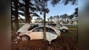 Automovilista se estrella contra un árbol en Tomás Romero Pereira