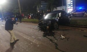 Joven pierde la vida al chocar contra camión estacionado en CDE