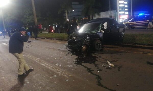 Joven pierde la vida al chocar contra camión estacionado en CDE