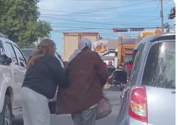 (Video) Doña conmueve en las redes con noble gesto hacia una indigente