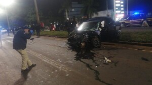 Joven de 18 años muere al chocar contra un camión estacionado en Ciudad del Este
