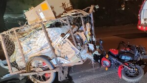 Una joven motociclista fallece tras colisionar contra carrito reciclador en Hernandarias