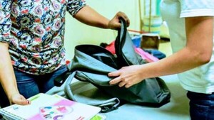 Llegó con "sorpresita" peligrosa al colegio y asustó al rollo