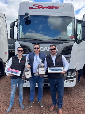 Grupo TIMBO entregó 12 camiones SCANIA R500 y 13 semirremolques FACCHINI a Santos Transportes en Encarnación - Amigo Camionero
