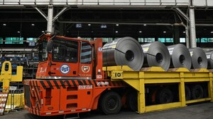 Donald Trump dice que duplicará los aranceles al acero y al aluminio hasta el 50%