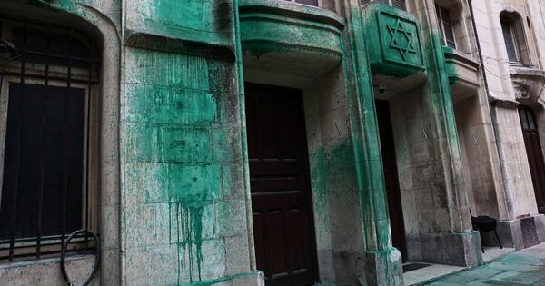 La Nación / Investigan ataques vandálicos antisemitas en París