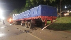 Joven falleció al chocar contra camión estacionado en el este - 1000 Noticias