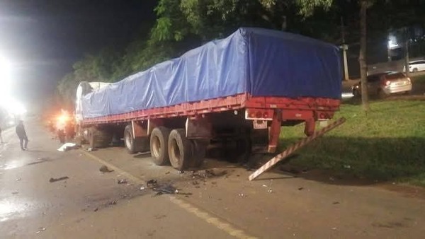 Joven falleció al chocar contra camión estacionado en el este - 1000 Noticias
