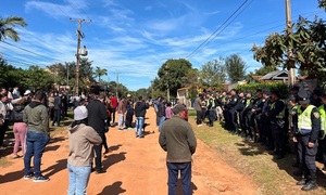 Manifestantes rodean la vivienda del presunto asesino de Fernanda y reclaman implicancia de los padres - OviedoPress