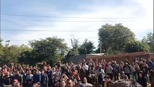 (VIDEO)Vecinos y familiares de adolescente asesinada atropellaron vivienda del novio
