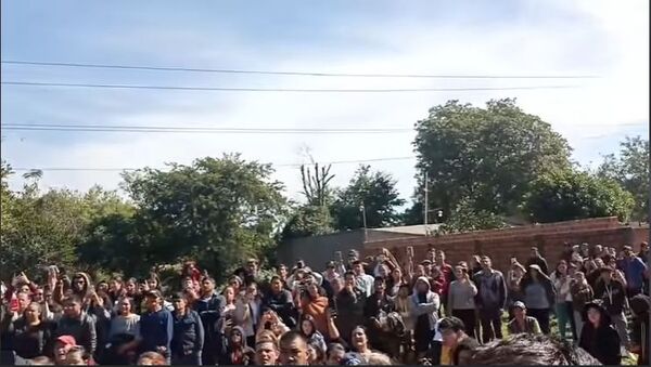 (VIDEO)Vecinos y familiares de adolescente asesinada atropellaron vivienda del novio