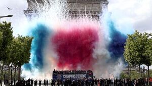El PSG disfruta su paseo triunfal por los Campos Elíseos