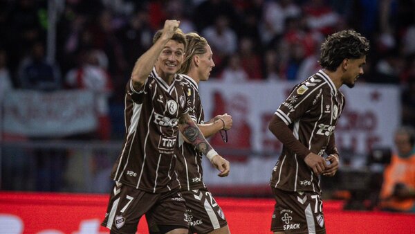 Con Ronaldo Martínez, Platense hace historia en Argentina