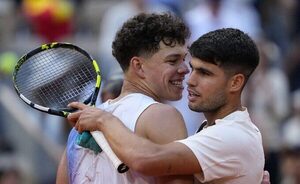 Versus / Alcaraz aplaca a Shelton, Swiatek remonta y Sabalenka no cede en Roland Garros